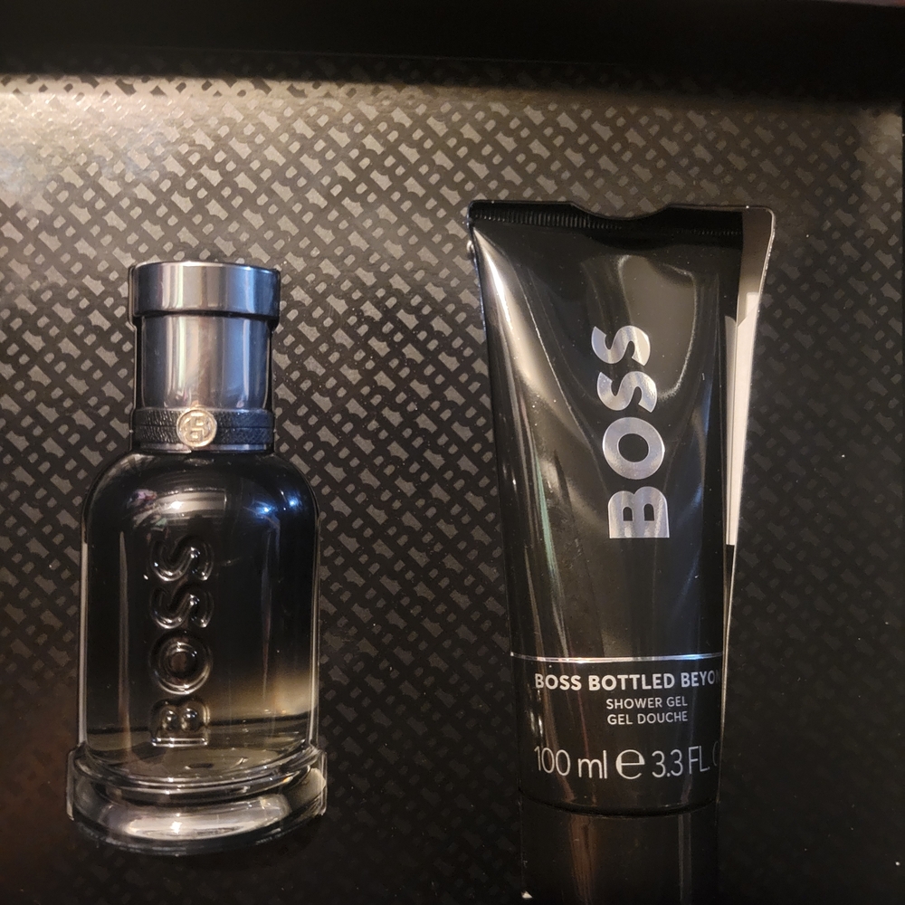 BOSS Bottled Beyond Men's Grooming Set - Black - Picture 4 of 6